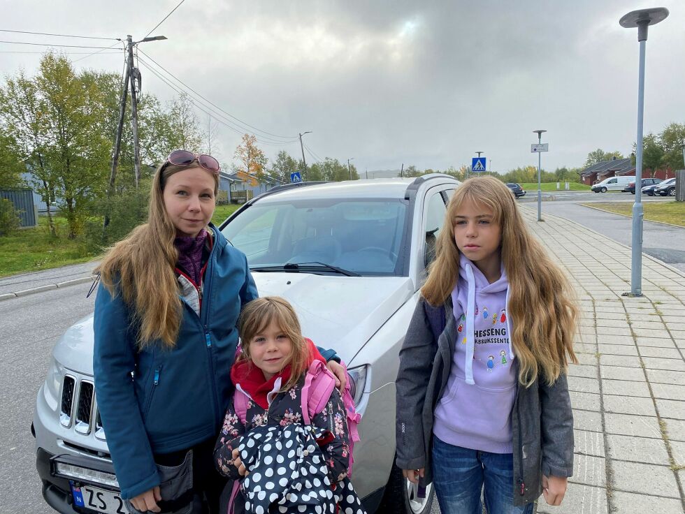 Grunnet det hun kaller et elendig tilbud med skyss, kjører Hanne Sundfær Holmberg  døtrene Mia ( 7) og Alise til skolen på Hesseng frem til bedre skoleskyssordning blir iverksatt. Alle foto: Hallgeir Henriksen
 Foto: Hallgeir Henriksen