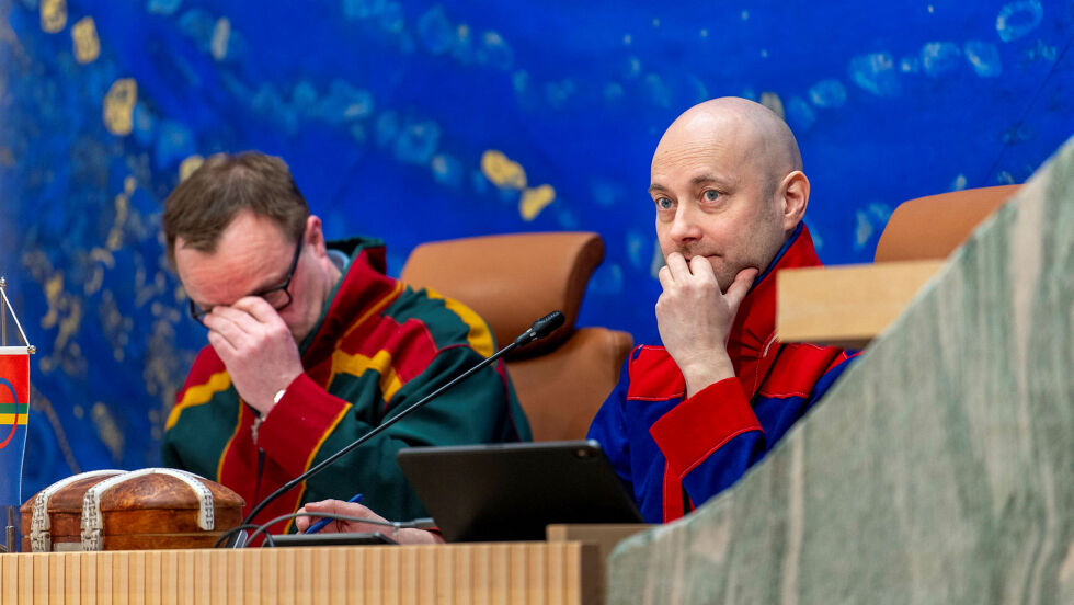 Plenumsleder Tom Sottinen (Arbeiderpartiet) kommenterer ny statistikk. TIl venstre Jørn Are Gaski (partipolitisk uavhengig).
 Foto: Cecilie Bergan Stuedal