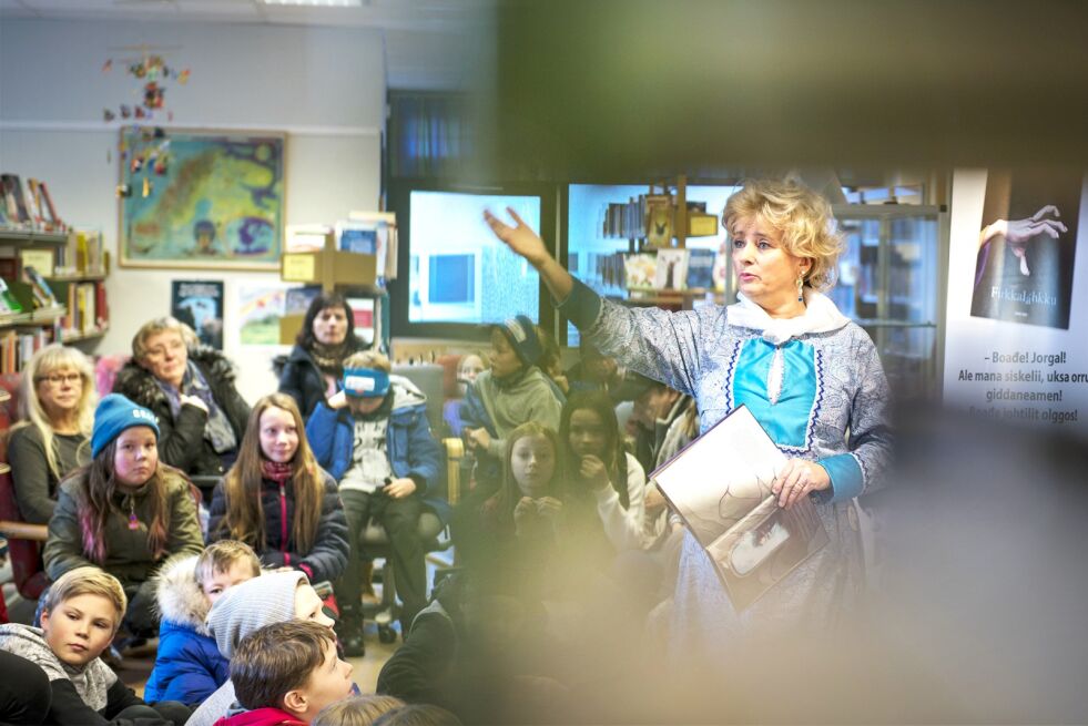 Det var flere skolekasser som fylte opp biblioteket da Marit Kirsten Anti Gaup fortalte fritt fra boken Firkkaláhkku.
 Foto: Frøydis Falch Urbye