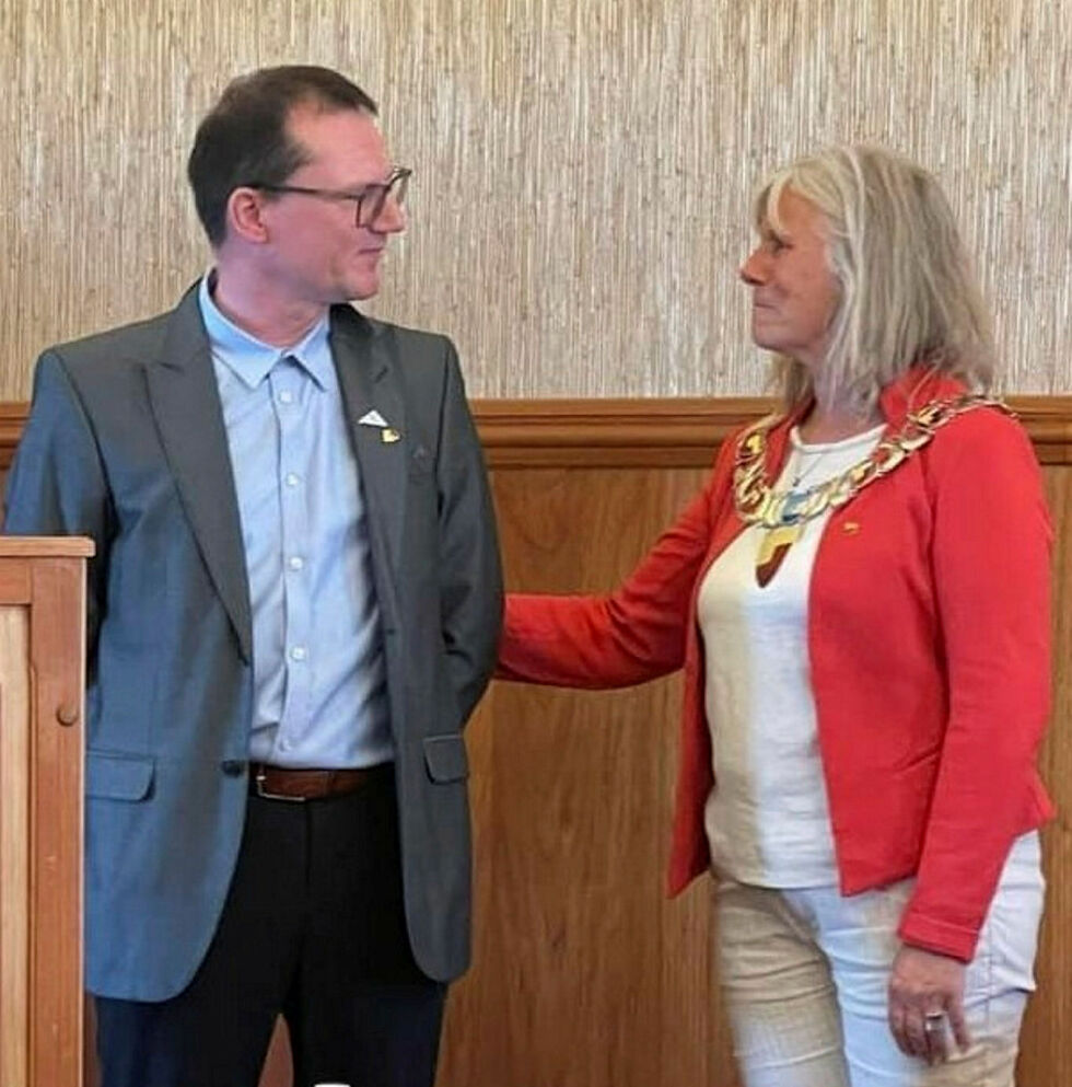 Her overlater Jan Olsen ordførerkjedet til Trudy Engen i juni i fjor.
 Foto: Privat