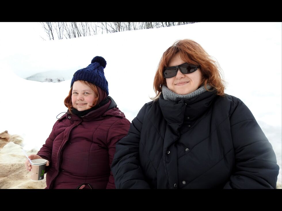 Monica Erlandsen og Kristine Meyer Ryeng forteller at de begge to er ivrige diktskrivere, også det har de fått gjøre denne uka.
 Foto: Lea Nilsen Marakat
