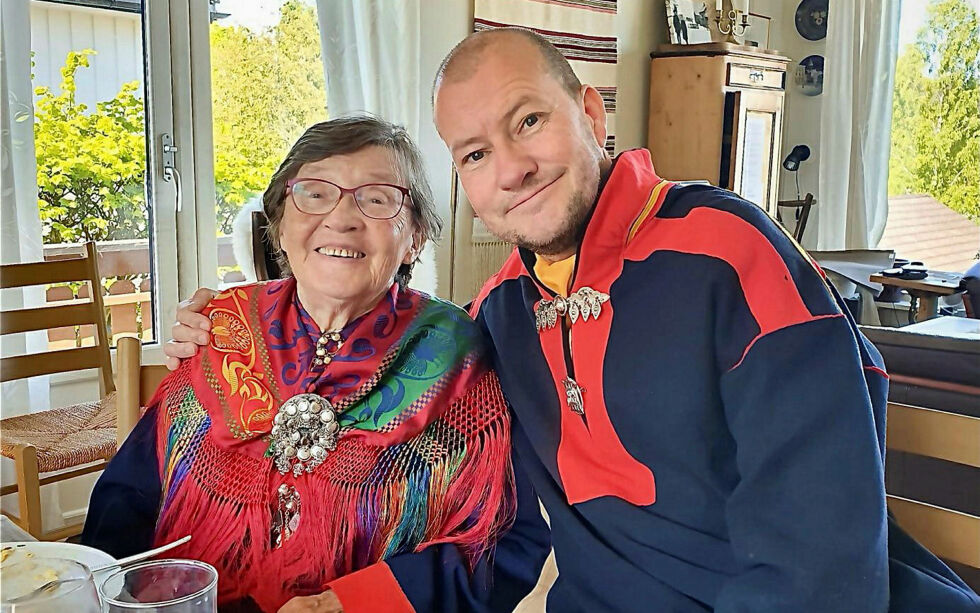 Mor Synnøve og John Anders i kofter.
 Foto: privat