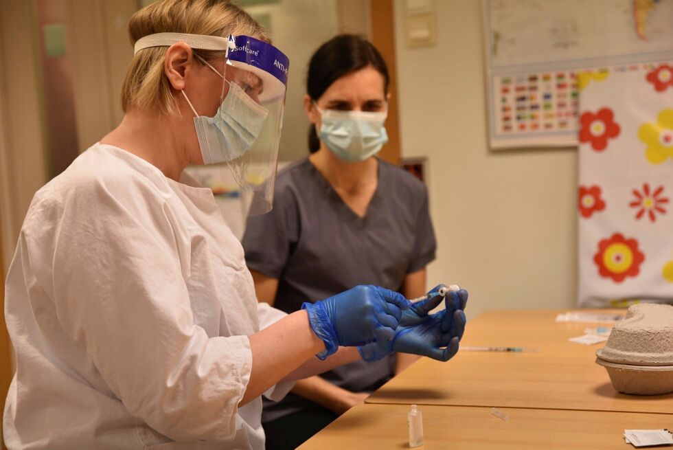 For å få vaksinert flest mulig, tilbyr Porsanger kommune nå drop-in vaksinering. Her er det sykepleier Trude Helen Thomassen som blander vaksinen og gjøre dosene klar til bruk.
 Foto: Kristin Humstad