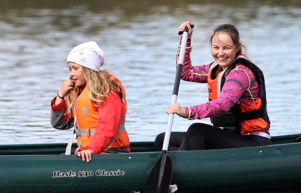 Både Hannah Maret Bongo Dikkanen (11) og Eva Katrine Dikkanen Margit (15) så ut til å kose seg i kanoen, selv om Hannah Maret ser litt skeptisk ut.
 Foto: Charles Petterson