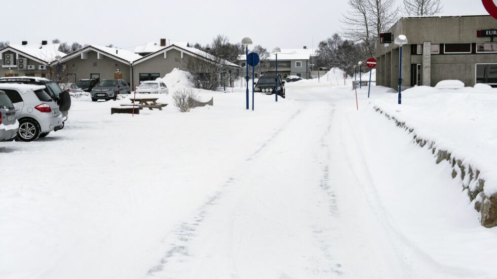 Veien gjennom torget i Lakselv er blant de mange veiene i Porsanger som ikke har noe vanlig veinavn. Når kommunestyret torsdag skal ta stilling til en rekke nye veinavn i Lakselv- og Skoganvarre-området kan veien gjennom torget få navnet Torgveien.
 Foto: Marius Thorsen