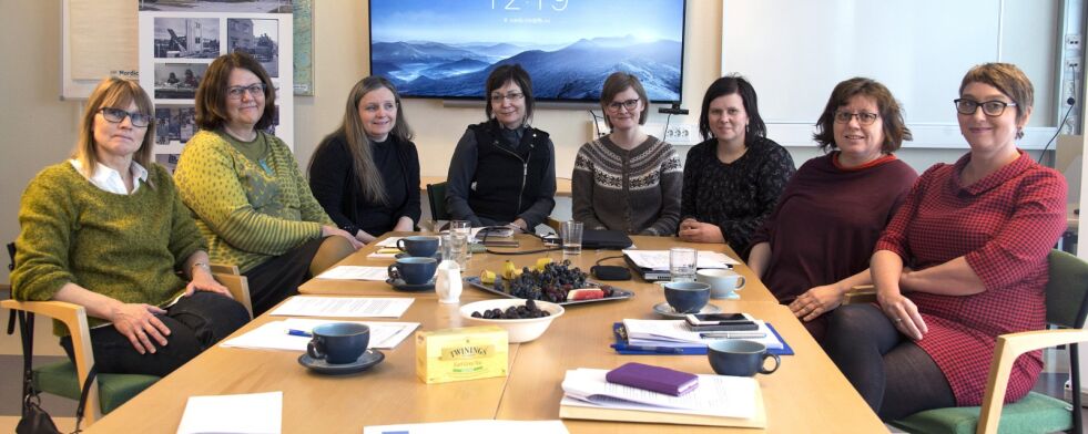 Finnmarksarkivenes arbeidsgruppe har bestått av (fra høyre) Synnøve Fotland Eikevik (Varanger museum), Gunnhild E. Engstad (IKA Finnmark), Anne Karen Hætta og Ida Kjeilen Thuv (prosjektmedarbeidere), Grete Gunn Bergstrøm (Samisk arkiv/Sámi Arkiiva), Inga Margrethe Vars (RDM-De Samiske Samlinger), Solbjørg Ellingsen Fossheim (Statsarkivet i Tromsø) og prosjektleder Helena Maliniemi (Finnmark fylkesbibliotek).
 Foto: Sonja Siltala