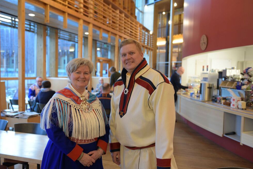 De par­la­men­ta­ris­ke le­der­ne Eli­sa­beth Erke (Sp) og Ron­ny Wil­helm­sen (Ap) er godt for­nøyd med av­ta­len som er inn­gått mel­lom sam­ar­beids­par­ti­ene og Ar­bei­der­par­ti­et på Same­ting­et.
 Foto: Lars Birger Persen