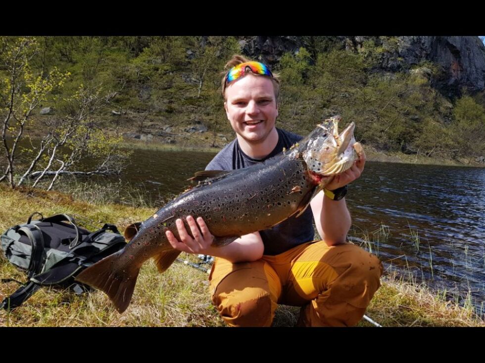 Englund er storfornøyd med ørreten.
 Foto: Privat