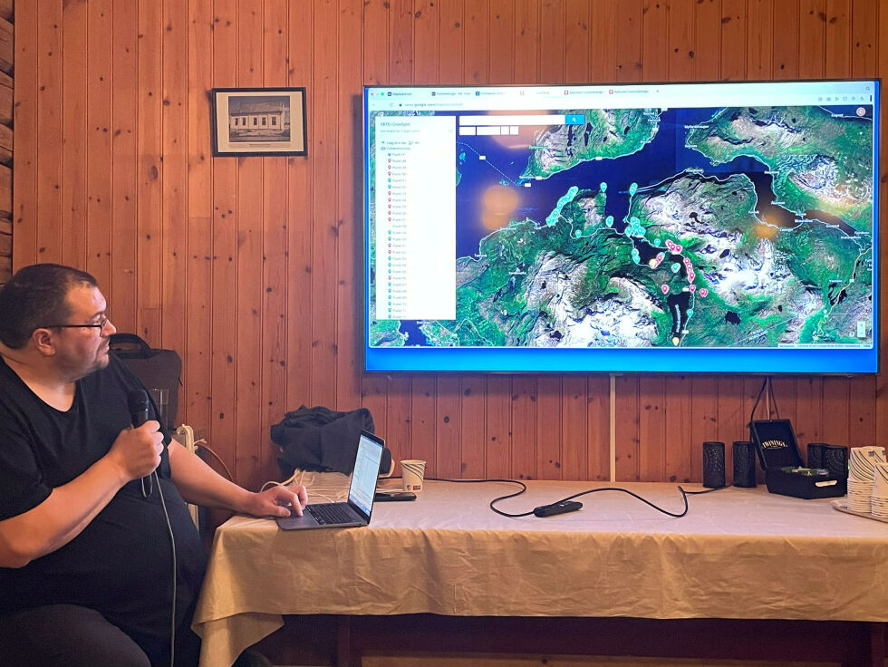Cato Myrnes viser kart over Grovfjord-Renså. Røde merker er samiske slekter.
 Foto: Geir Elvebakk Moski