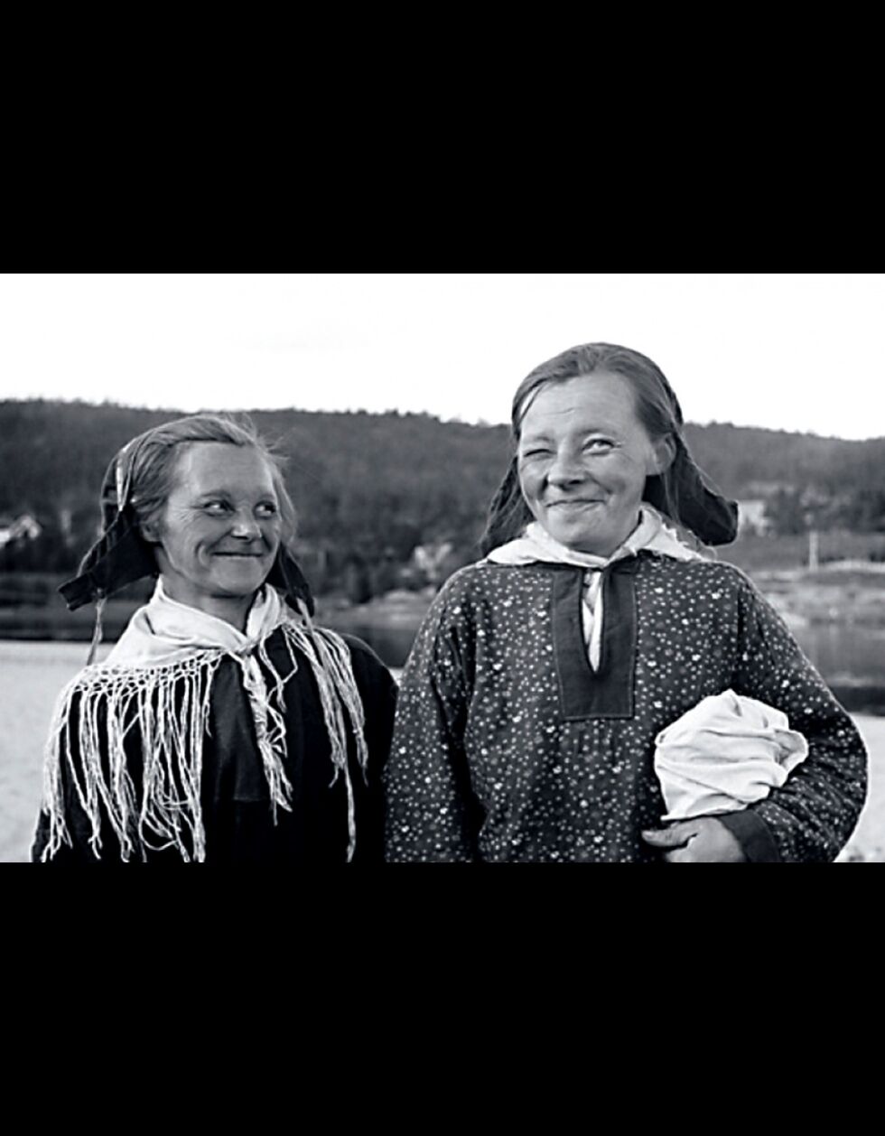Forsidebildet på jubileumsårboka viser de to blide søstrene Marit Persdatter Sara, gift Aslaksen (til venstre) og Ellen Persdatter Sara, gift Mosesen.
 Foto: Elisabeth Meyer på 1940-tallet, utlånt fra Finnmark fylkesbibliotek