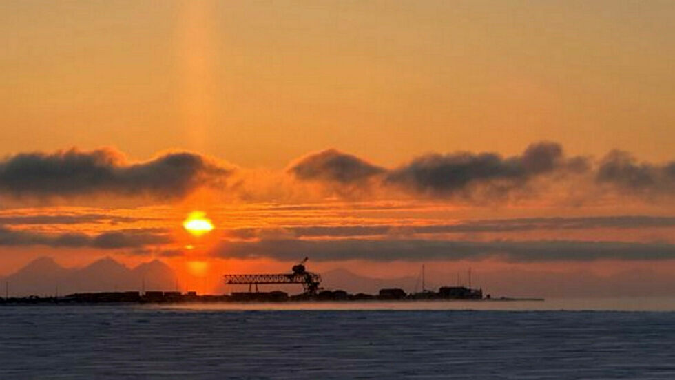 Svalbard fikk også en kald start i april. Måneden fikk en mild avslutning og endte til slutt litt over normalen. Bildet viser en av de siste solnedgangene før midnattsskolen. Tatt fra fjæra mot Kullkaia og Hotellneset den 16 april.
 Foto: Ine-Therese Pedersen
