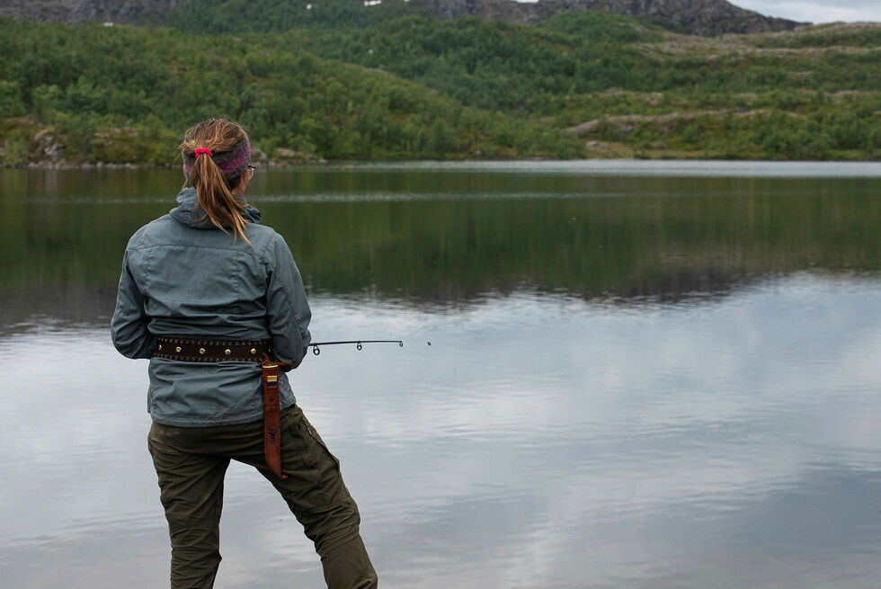 Om man fisker i fiskevannene Finnmark må alle som ikke bor i «gammelfylket», løse fiskekort. Dette gjelder også utflytta finnmarkinger og bosatte i Troms.
 Foto: Kjell Erik Moseid