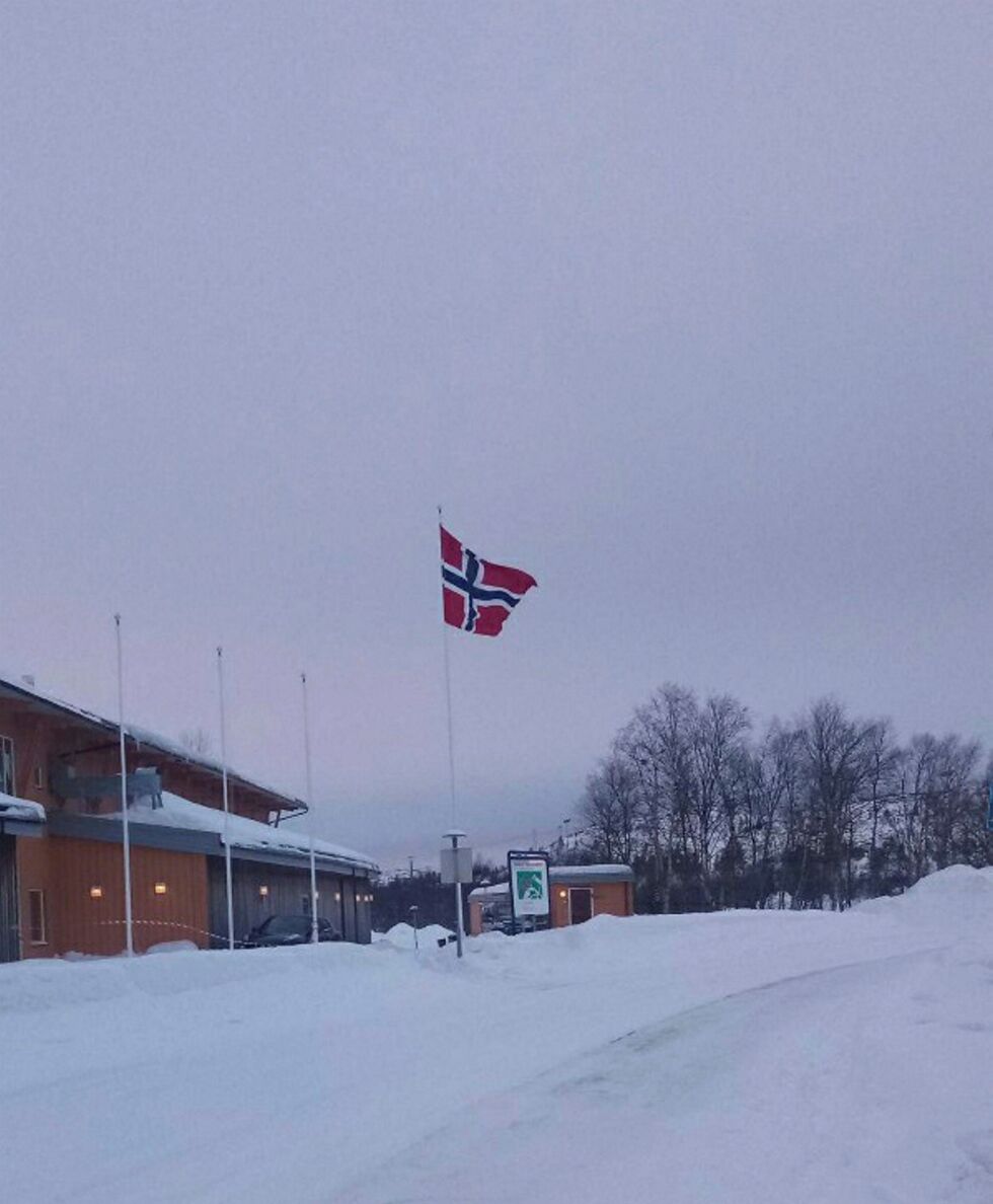 Det ble lagt merke til at Flerbrukssenteret på Hesseng kun flagga med det norske flagget på samefolkets dag.
 Foto: Privat