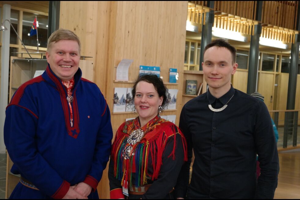 Ronny Wilhelmsen (t.v) i Arbeiderpartiet og Silje Karine Muotka og Runar Myrnes Balto har blitt enige om å gå for Máret Guhtor som styreleder for Finnmarkseiendommen. De er også enige om et arbeid for å styrke dialogen og profesjonalisere styret.
 Foto: NSR