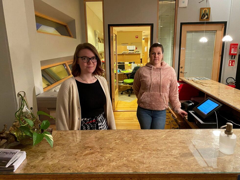 Marie Lindseth (til venstre) og Christina Mathisen kan berette om litt mindre besøk på det skoltesamiske museet i Neiden, uten at nedgangen er dramatisk.
 Foto: Hallgeir Henriksen
