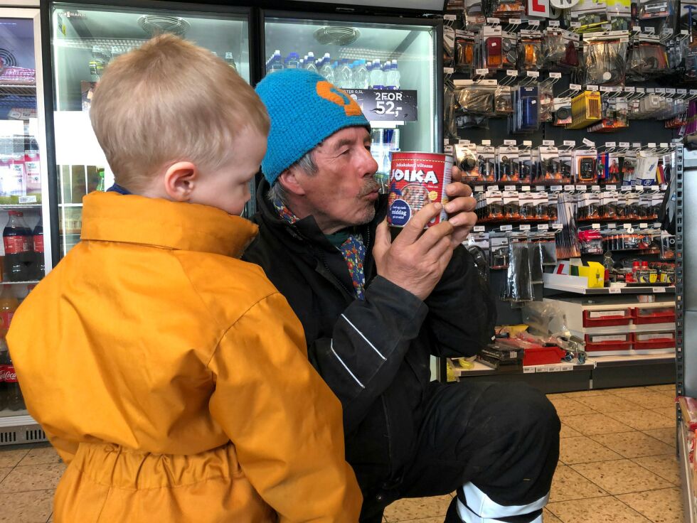 Reineier Klemet Amund Eira og sønnesønn Johan forakter ikke Joika. Tvert imot.