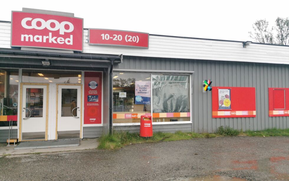 En bil kjørte tirsdag ettermiddag i veggen på Coop Marked etter å ha skadet flere parkerte biler utenfor. Foran vinduet sees bilspor.
 Foto: Kristin A. Humstad