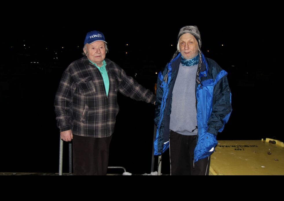 Odd Olaisen (til venstre) og Odd Lam i Nesseby Fiskarlag mener kommunen har lagt på en urimelig høy avgift for båtplass i havna.
 Foto: Torbjørn Ittelin