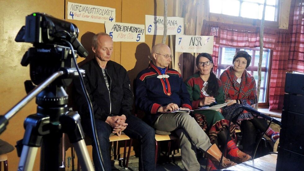 Under debatten ble presidentens språkkunnskaper diskutert, og hvilke krav man eventuelt skulle stille til samepolitikere. Fra venstre ser vi Knut Einar Kristiansen fra Nordkalottfolket, Kåre Olli fra Arbeiderpartiet, Sissel Gaup fra Sámieana og Aili Keskitalo fra NSR. Under debatten deltok også Inger Eline Eriksen Fjellgren fra Árja, samt Ánde Somby jr. fra Johttisápmela&#269;&#269;aid listu. Kari Bianca Klemetsen Nyby fra Senterpartiet dukket aldri opp.
 Foto: Valerius Hildonen-Nilsen