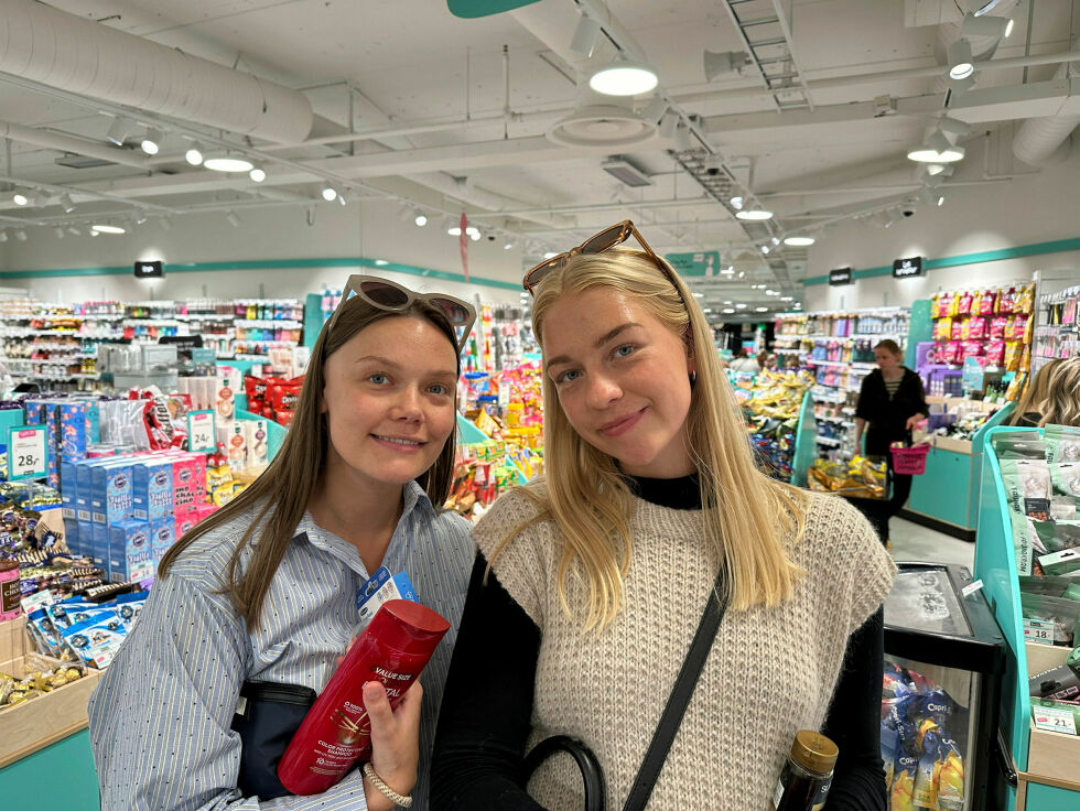 Venninnene Emilie Adolfsen og Linea Borch er glad for at Normal har butikk i Kirkenes, og er ofte innom og handler forbruksvarer.
 Foto: Hallgeir Henriksen