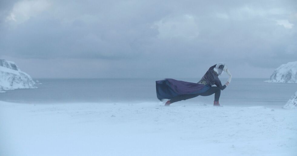 Flavias debutfilm «Human Habitat» er filmet på Nordkinnhalvøya i Finnmark i februar måned, i lite lys og utfordrende vær. Foto: Ken Are Bongo