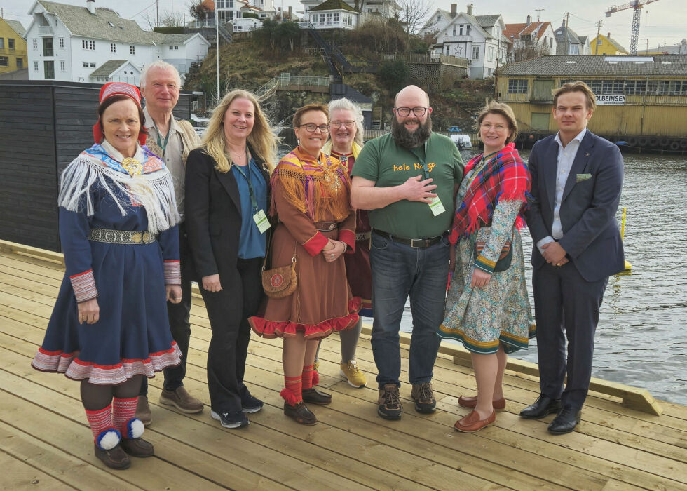 Den samiske delegasjonen under Senterpartiets landsmøte. Fra venstre May-Torill Hætta Siri, Rolf Egil Larsen, Silje Hemminghytt Magnussen, Nancy Porsanger Anti, Trine Hamnvik, Jon Nikolaisen, Guri Rebecca Nilsen og Maksim Guttormsen Råskhof.
 Foto: Senterpartiet