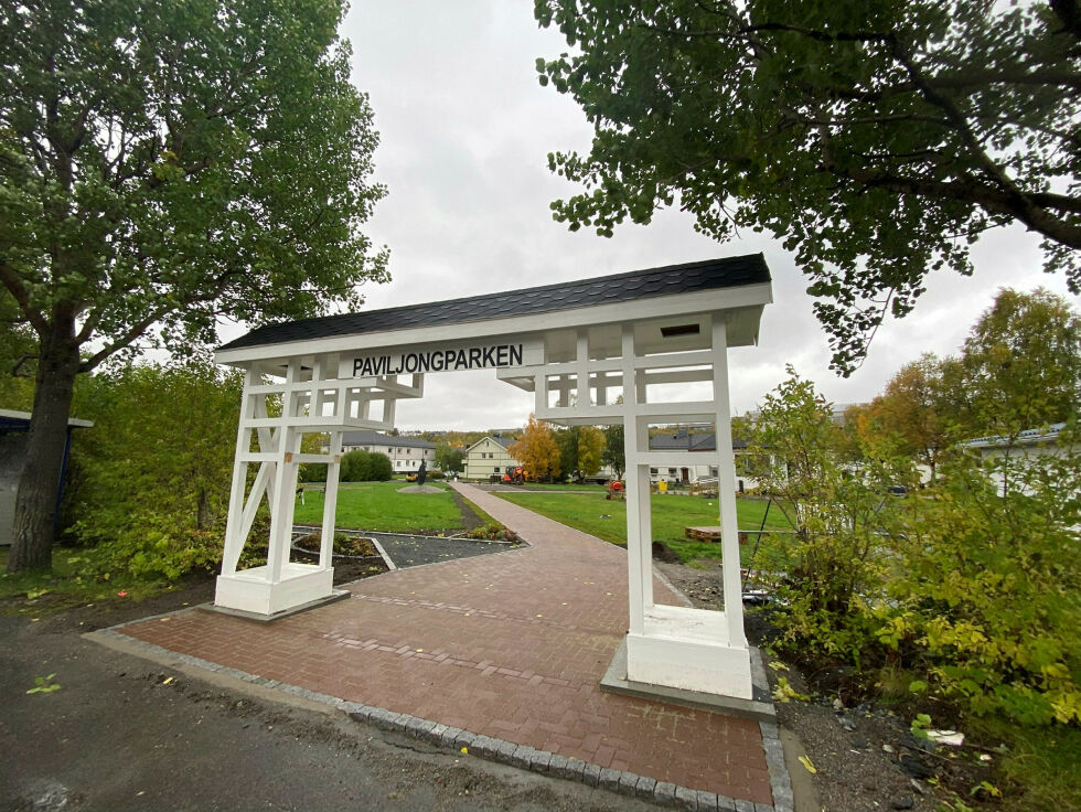 I god gjenbruksånd er den forlagte kinesiske portalen blitt en flott og nymalt parkportal.
 Foto: Hallgeir Henriksen