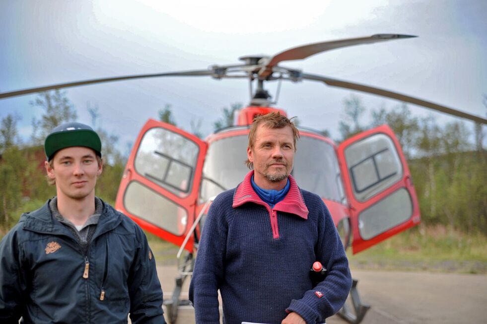 – Vi klarer ikke si alt på 40 minutter. Det var som et avhør, sier Nils Mathis Gaup om helikopterbefaringen. Han og Piera-Heaika Tari Guttorm (til venstre) representerte reinbeitedistrikt 13.
 Foto: Karsten Ugelvik