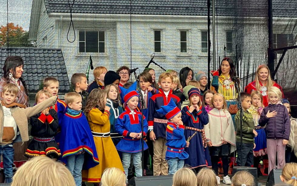 Elevene joiket på scenen.
 Foto: Hannah Persen