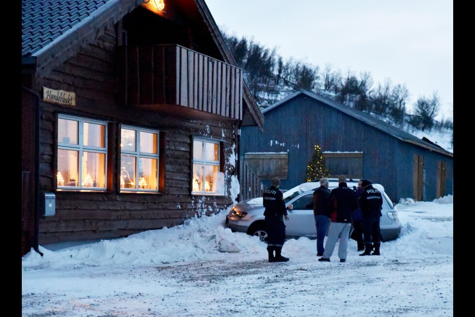 Bilen hadde sklidd av den glatte veien og havnet sidelengs i en snøfonn få centimeter unna husveggen. Da Ságat ankom ulykkestedet var politiet fortsatt tilstede, mens brannvesenet og ambulansen var returnert til Lakselv.
 Foto: Bjørn Arne Johansen
