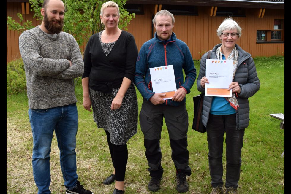 De deltok på informasjonsmøtet i Tana denne uken. Fra venstre: prosjektleder Johan Borgenvink, landbruksrådgiver Terese Nyborg i Tana, bonde Krister Höök fra Masjok i Tana og Marit Bruland Varsi fra bonde- og småbrukerlaget i Tana.
 Foto: Tom Hardy