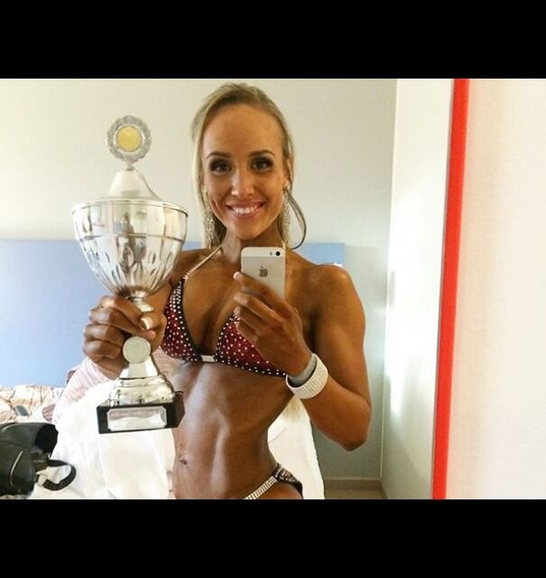 Mange tusen treningstimer har gått med før denne spreke 2.barnsmoren kunne ta steget helt til topps i en bikinifitness-konkurranse.
 Foto: Privat