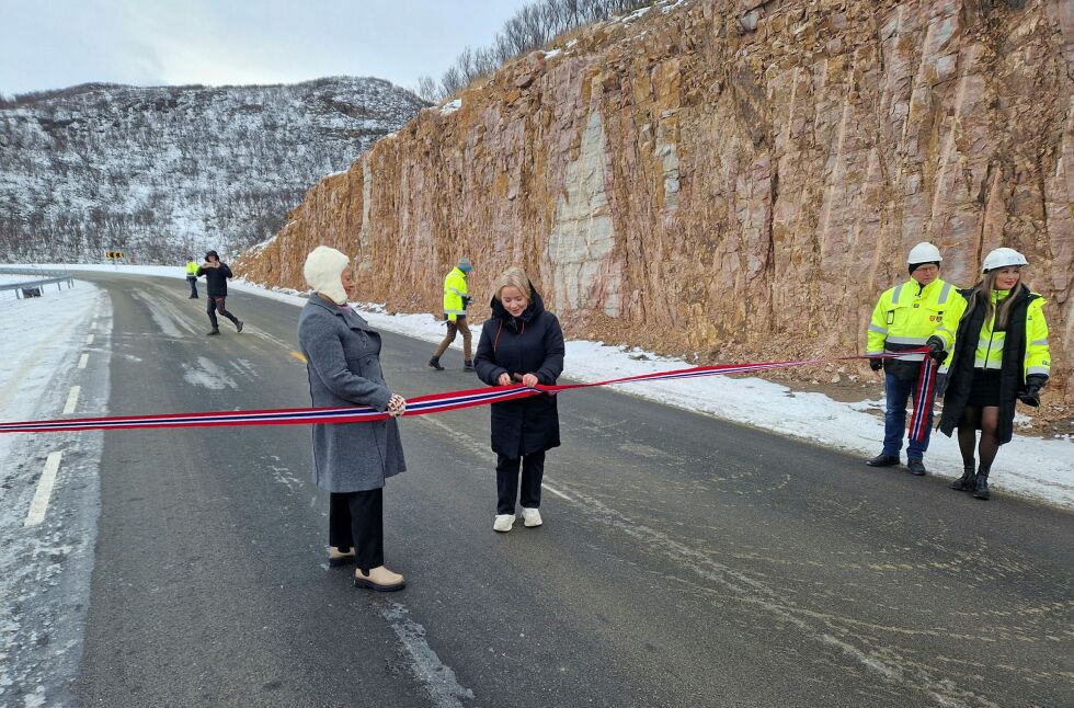 Fylkesråd Agnete Masternes Hanssen (Ap) klipper her snora etter veiutbedring ved Smalfjord og Tarmfjord i Tana – sammen med  tanaordfører Helga Pedersen (til venstre). Nå skal fylkesveier til Kjøllefjord og Loppa/Hasvik prioriteres.
 Foto: Tom Hardy