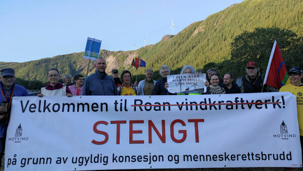 Aksjonister blokkerer veien