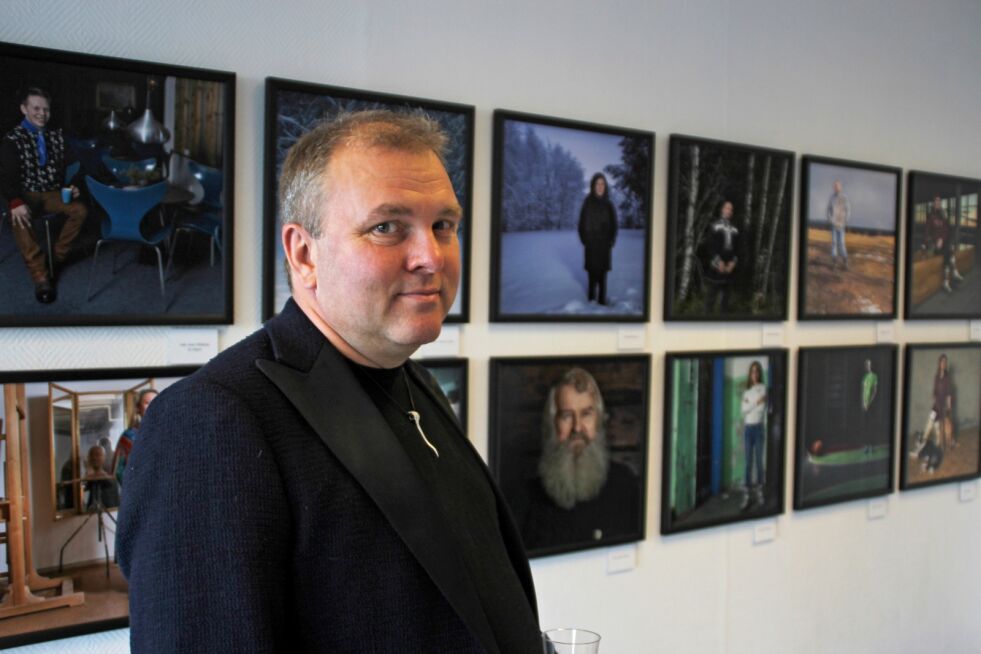 Torgrim Halvari var spent foran åpningen av hans store fotoprosjekt «100 samiske portretter» i Vadsø onsdag ettermiddag.
 Foto: Torbjørn Ittelin