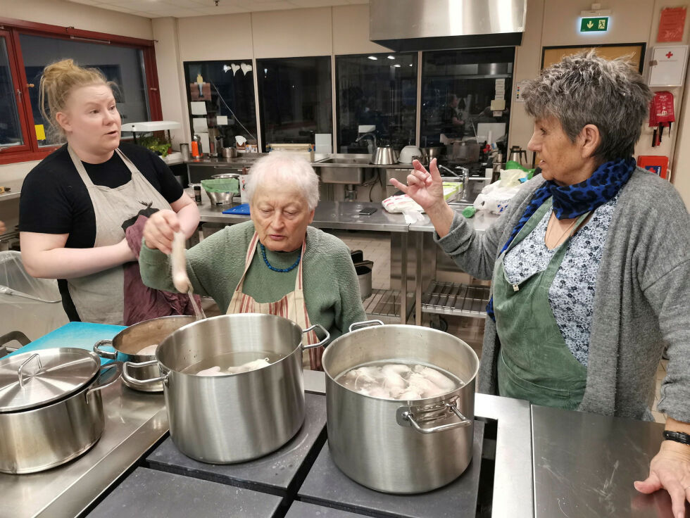 Fra venstre Gunn Søfting og Olga Eliassen legger de fylte torskemagene i vann for å trekke. Kursleder Inger Smuk instruerer.
 Foto: Yngve Beddari