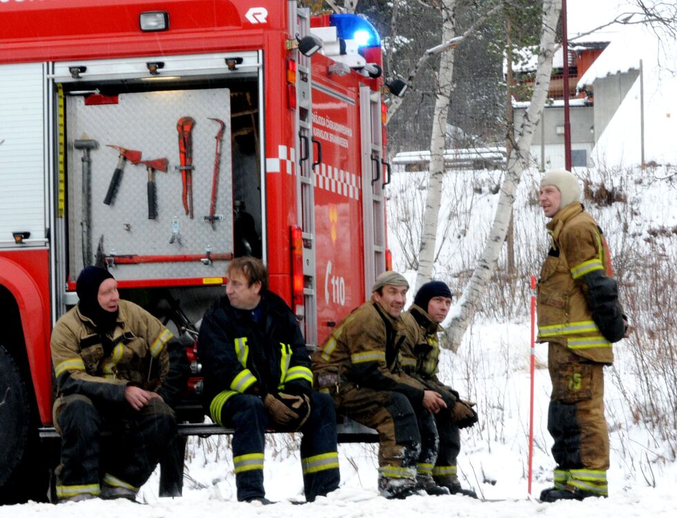 Karasjok brannvesen tar seg en velfortjent pause etter en litt spesiell redningsaksjon.
 Foto: Stein T Svala