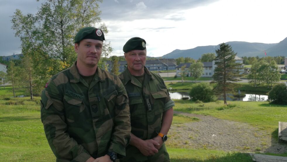 – Vi har mange gode krefter med oss. Kommunen er jo med oss på dette her, og andre politikere og så videre. Vi har på en måte nådd igjennom med budskapet da, og det er jo kjempe fint, sier oberst Jørn Erik Berntsen (til høyre) til Ságat, her sammen med presse- og informasjonsbefal Preben Aursand.
 Foto: Kristin Antonie Humstad
