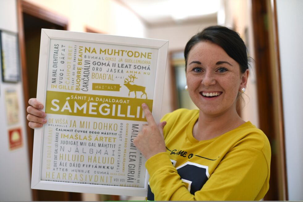 Christina Gjertsens suksess med ord og uttrykk fra Meråker, førte til etterspørsel etter plakater fra både Finnmark og Sápmi.
 Foto: Bjørn Arne Johansen (arkiv)