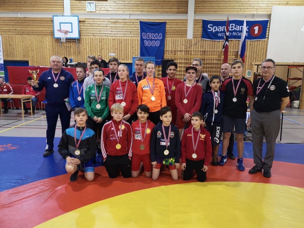 Det norske og det russiske laget samlet etter kampen.
 Foto: Privat