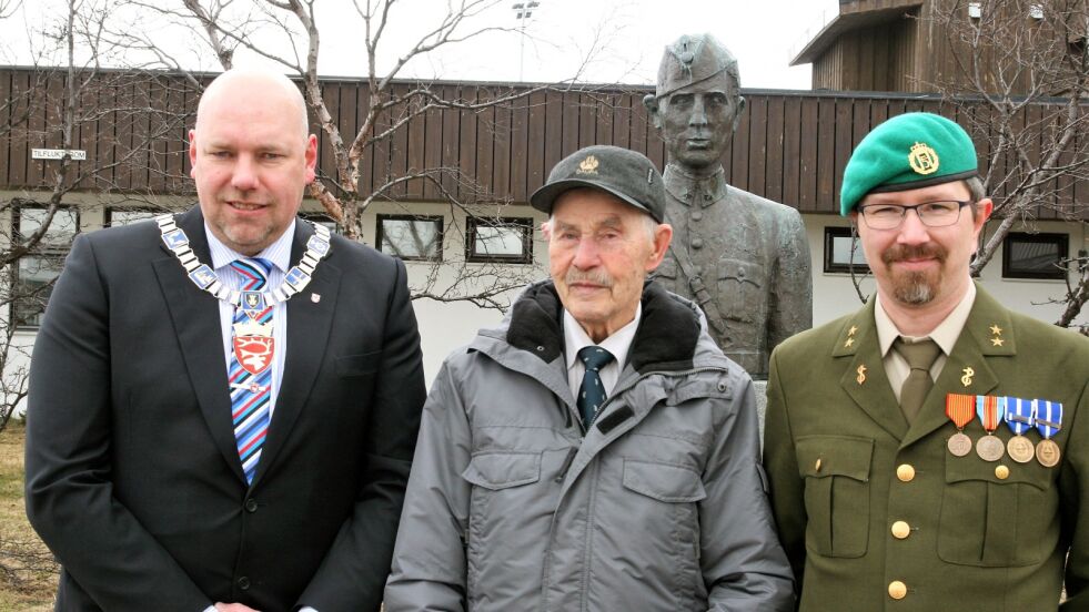Krigsseiler Helge Jomisko (midten) fikk æren av å legge ned krans ved Karl Rasmussen-bautaen. Her flankert av ordfører Hans-Jacob Bønå og Tom Olav Stavseth (til høyre).
 Foto: Bjørn Hildonen
