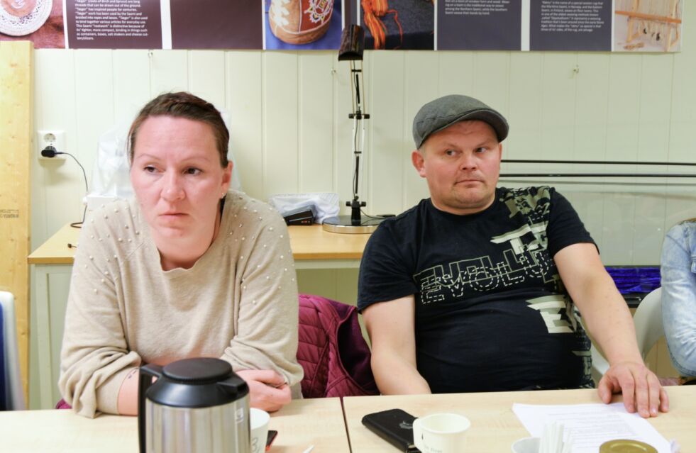 Silje Marie Pedersen og Ovlla Gaup tilhører den yngre generasjon av duodjiutøvere, og en av de største utfordringene i den sammenheng mener de er å få folk til å forstå at duodji er et tidkrevende håndverk.
 Foto: Sonja E. Andersen