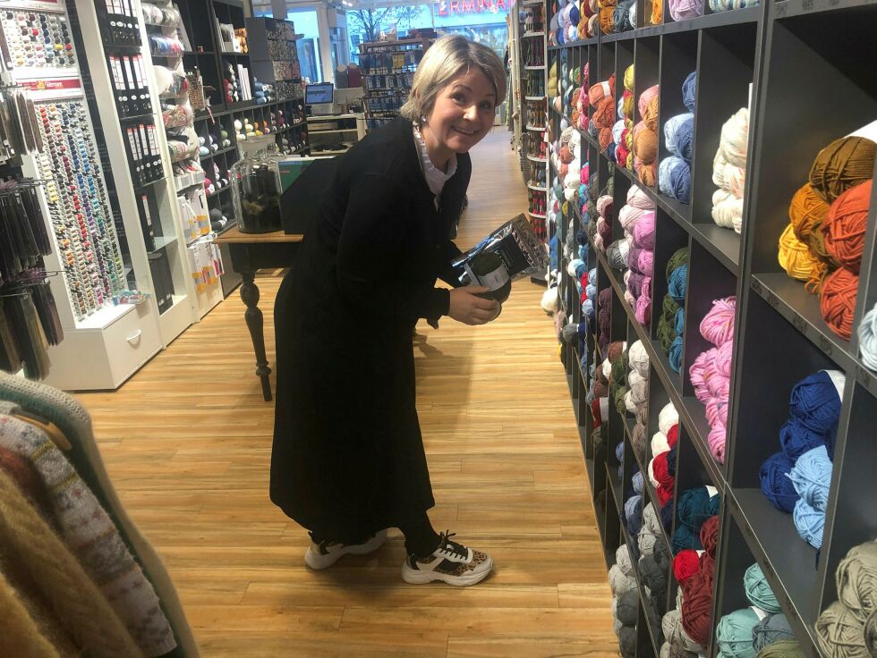 Silje Celius hos Husfliden Kirkenes plukker frem varer som så sendes hjem til kjøperen med taxi.
FOTO: Birgitte Wisur Olsen