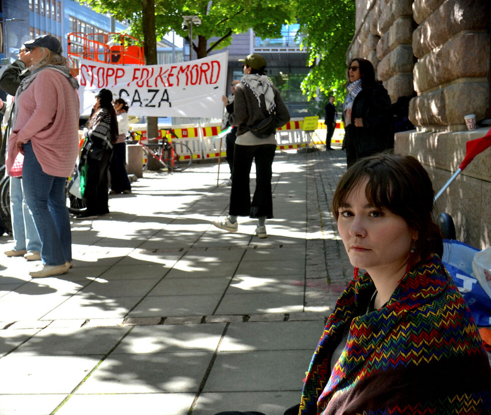 Birgitte Laksforsmo aksjonerte utenfor Finansdepartementet sammen med rundt 60 andre aksjonister mandag ettermiddag. Hun kjenner selv folk i Palestina, og er urolig for hvordan det kommer til å gå med dem.
 Foto: Sunniva Katrine Bornøy