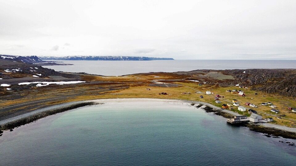 Ute på Hamningberg var det et levende lite samfunn. Det forlatte lille fiskeværet er ikke spesielt forlatt på sommerstid.
 Foto: June Helén Bjørnback