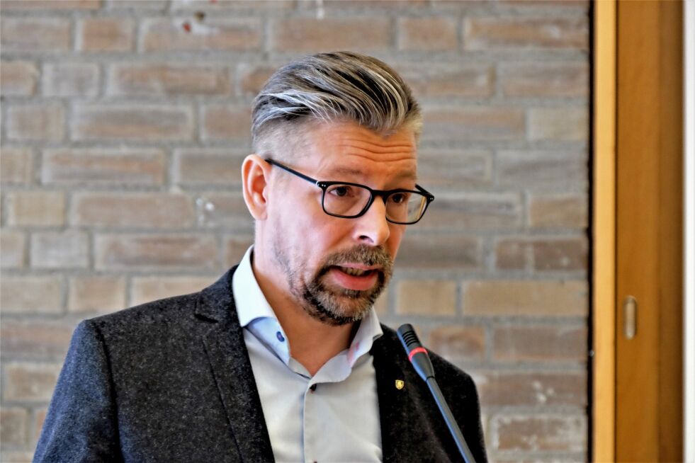 – Det var et benkeforslag som førte til den omstridte pensjonsavtalen, opplyste samferdselssjef Per Bjørn Holm-Varsi da han orienterte fylkesutvalget.
 Foto: Bjørn Hildonen