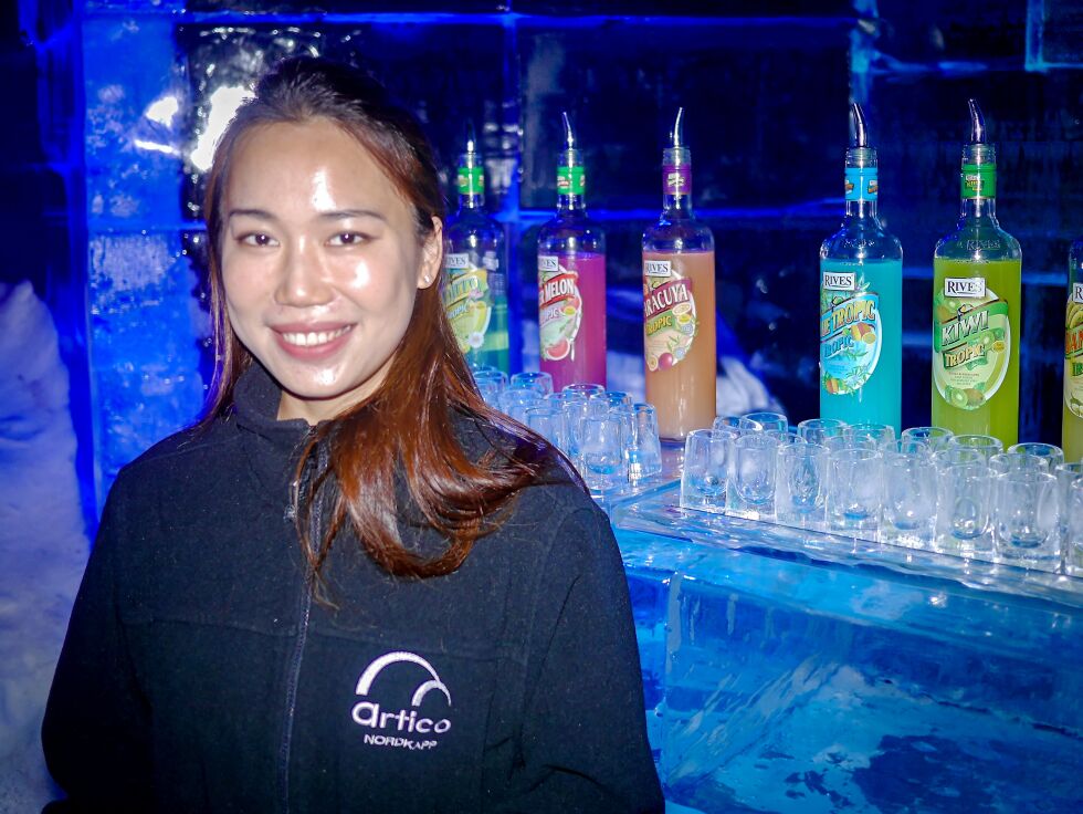 Kinesiske Minije Xu serverer alkoholfrie drinker i Arctico Ice Bar i Honningsvåg. I flere deilige minusgrader kan man sette seg ned og nyte drinken – mens det er 28 varmegrader i skyggen utenfor.
 Foto: Geir Johansen