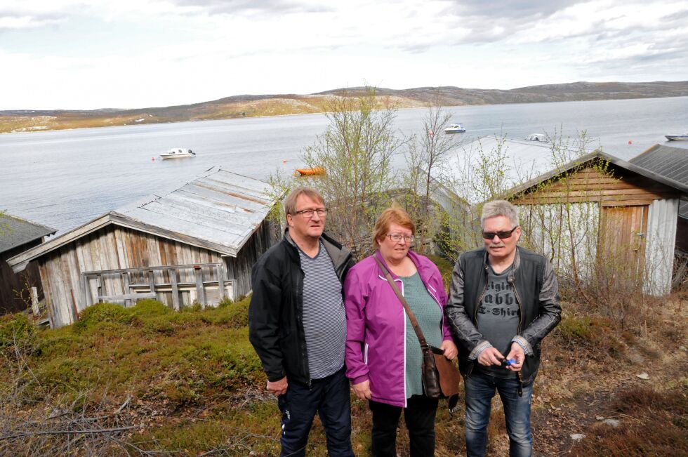 Sverre Østerbøl, May Britt Østerbøl og Øystein Høvik forteller at de, sammen med mora til de to sistnevnte, opplevde det som meget ubehagelig at en naustkjøper tok seg til rette i familienaustet (til høyre) i Lonkuselv.
 Foto: Hallgeir Henriksen
