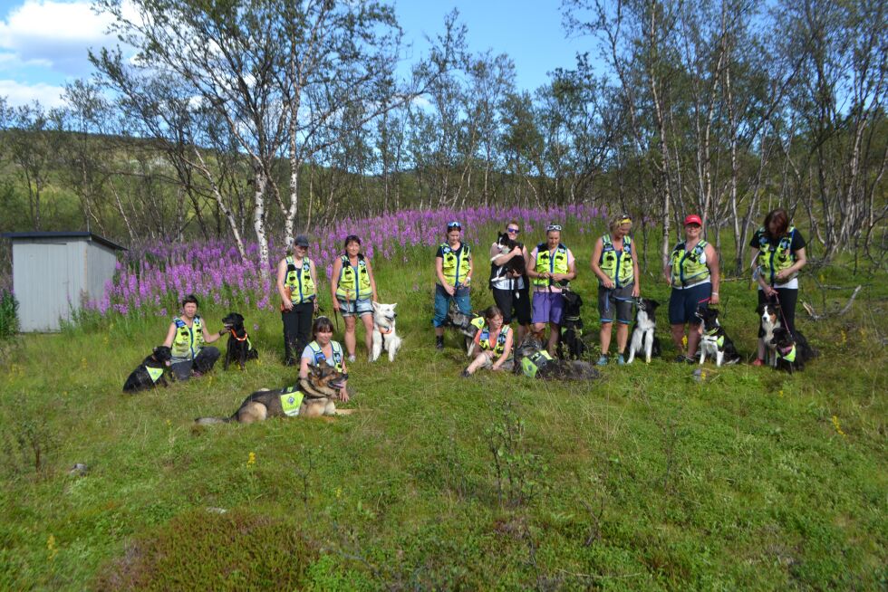 Hundeførere og kommende hundeførere på samling i Smalfjord i helga. Fra venstre: Tone Bjerknes (Riika/Rago), Christine Øverli Eriksen (Ero), Inger Anne Kristoffersen (Wimme), Gro Sofie Berg (Kuling), Therese Eidsvik (Mango), Ann Iren Losoa (Sacco), instruktør Susanne Bengtsson (Spiff), Tonje Halvari  (Papaya), Elisabeth Orvik Nilssen (Enya/Alva), Foran fra venstre: Vigdis Johnsen (Echo) og Camilla Jakola (Skar).
 Foto: Tom Hardy