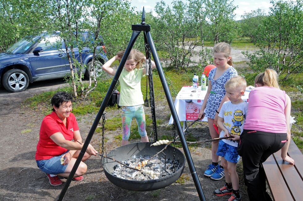 Kirsten Greiner Ovesen var rådgiver for disse ungdommene som gjerne ville steike sitt eget globrød.
 Foto: Hallgeir Henriksen